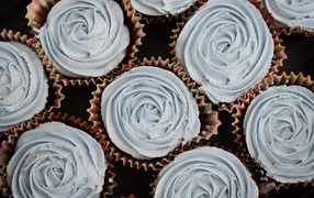 Сладкие кексы с кремом вид сверху