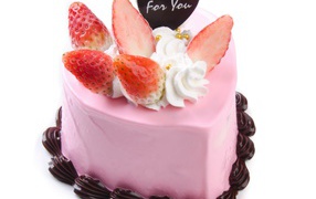 Сладкий розовый торт с шоколадным кремом, сливками и кусочками клубники