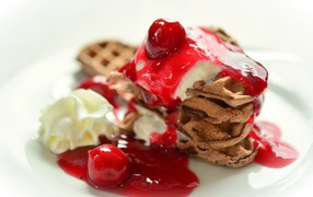 Сладкие вафли с мороженым и джемом на белом фоне