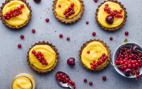 Тарталетки с кремом и ягодами красной смородины 