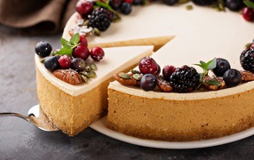 Вкусный пирог с ягодами и орехами крупным планом