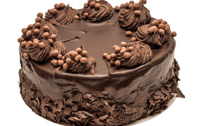 Аппетитный торт с шоколадом на белом фоне 
