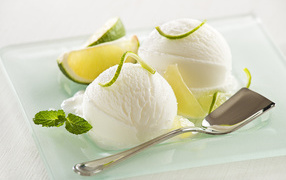 Two balls of cream ice cream with lime