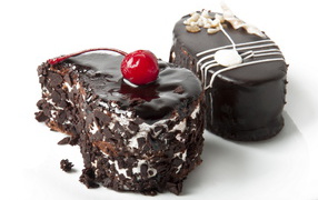 Два пирожных в шоколаде на белом фоне