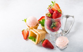Вафельные стаканчики с мороженым на столе со свежей клубникой