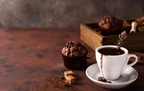Белая чашка кофе и кекс с шоколадом на столе