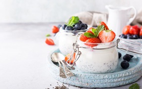 Йогурт с семенами годжи и ягодами на завтрак