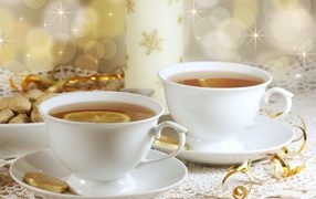 Вкусный чай в белых чашках с лимоном