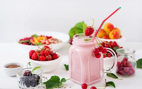 Смузи в банке на столе со свежими ягода 