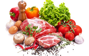 Кусок мяса на белом фоне с овощами и специями