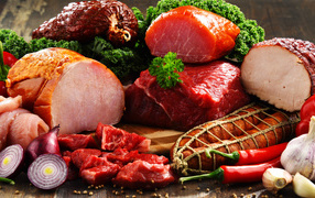 Аппетитная ветчина и мясо с перцем, луком, чесноком и зеленью 