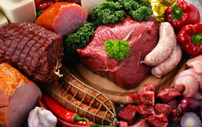 Аппетитные мясные продукты на столе с овощами