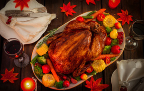 Запеченная курица с овощами на столе с вином