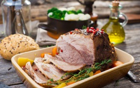 Запеченное мясо с овощами на противне