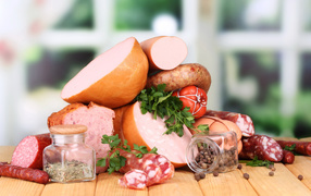 Разная колбаса с перцем на столе