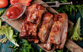 Сочный кусок запеченного мяса на столе с соусом