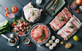 Мясо на столе с овощами со специями 