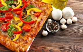 Аппетитная пицца на столе с перцем и шампиньонами