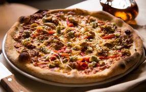 Пицца с зажаренными краями на столе 