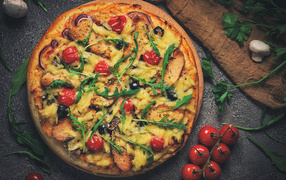 Пицца с томатами, сыром, мясом и зеленью рукколы 