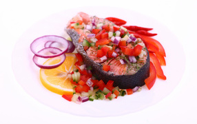 Кусок красной рыбы с овощами на белом фоне