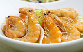 Вареные креветки в тарелке 