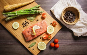 Красная рыба на столе со специями и овощами