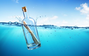 Бутылка с посланием плавает в море