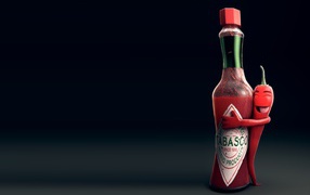 Красный острый перец обнимает бутылку на сером фоне