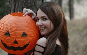 Улыбающаяся девушка с декором на праздник Хэллоуин