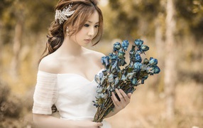 Девушка азиатка невеста с букетом сухих роз 