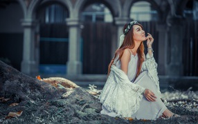 Мечтательная девушка азиатка в белом платье