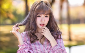 Девушка азиатка в рубашке с русыми волосами