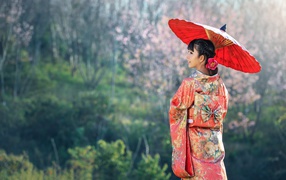 Девушка азиатка в кимоно под зонтом