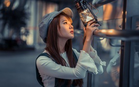 Девушка азиатка с фонарем в руках
