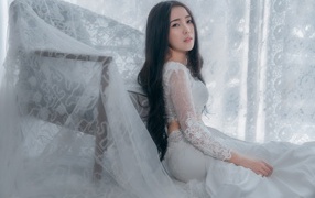 Красивая девушка азиатка в белом свадебном платье 
