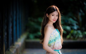 Красивая девушка азиатка с милой улыбкой