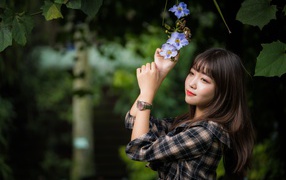 Красивая девушка азиатка с цветами