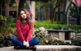 Красивая азиатка в красной рубашке