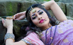 Красивая индийская девушка в сари и украшениях
