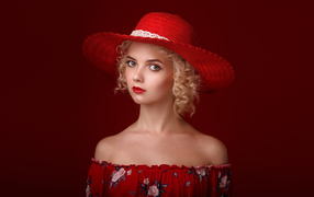 Красивая блондинка в красной шляпе 