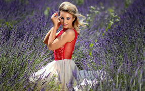 Красивая блондинка в цветах лаванды 