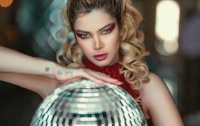 Красивая яркая блондинка с шаром в руках