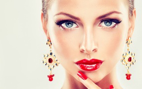 Красивая яркая девушка с макияжем и дорогими серьгами в ушах