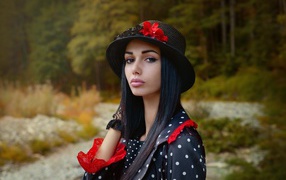 Красивая кареглазая девушка с черной шляпе
