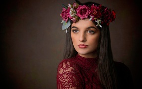 Красивая кареглазая девушка с венком на голове