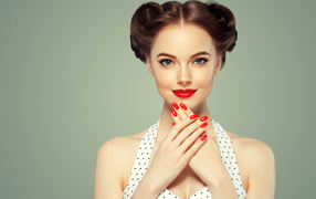 Красивая шатенка с яркими красными ногтями