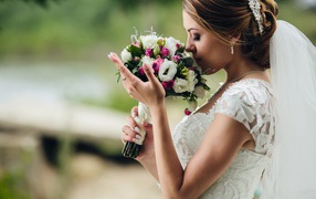 Красивая девушка невеста с букетом в руках