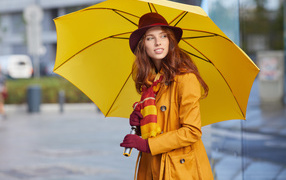 Красивая девушка в пальто с зонтом 