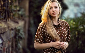 Красивая девушка в рубашке в горох 